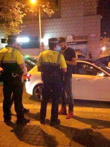 Gerard Piqu discute con la Polizia municipale, che ha elevato una multa al fratello Marc per aver parcheggiato l&#39;auto nella corsia dell&#39;autobus. Sono le 2.30 di domenica notte, davanti alla discoteca Catwalk